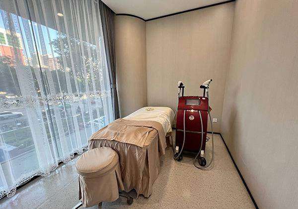 黑金DPL超光子面部/颈部焕肤1999元起，西安雁塔大爱李医生精细治疗成效显著