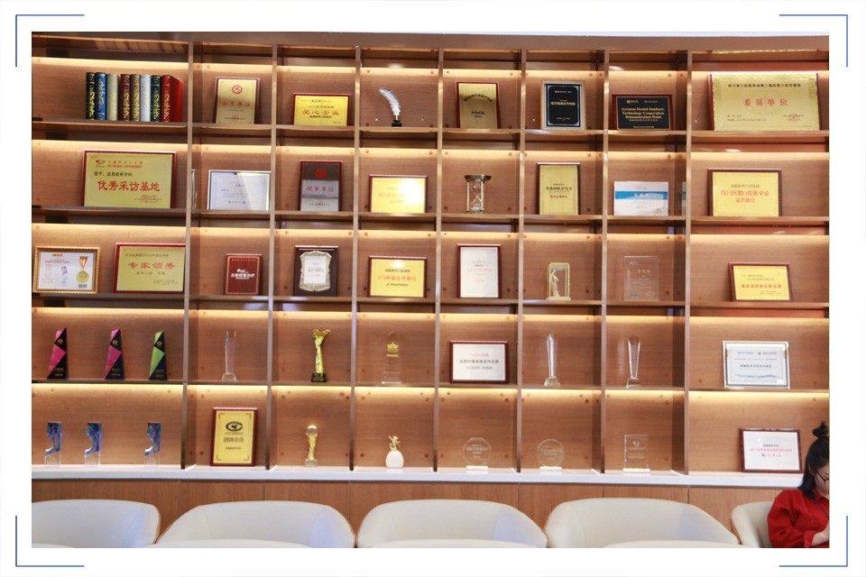 成都新桥口腔医院（衣冠庙店）刘姗擅长什么项目？正畸及种牙技术详解