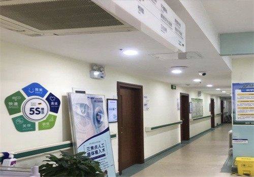 青岛福柏眼科李珍院长主刀1.38万全飞秒，术后24小时视力达1.0，全程省心又安心