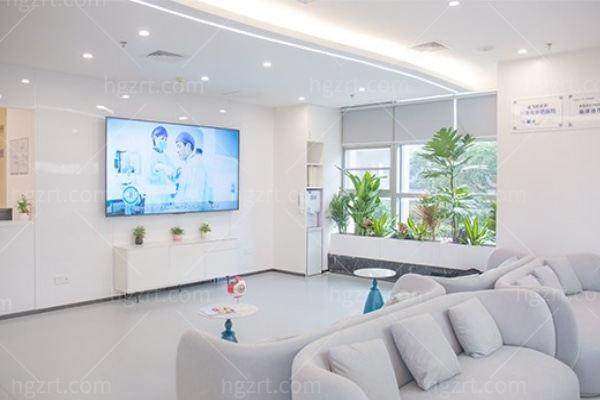 广州视百年眼科门诊部李国保的任职经历和荣誉与成就：40载术精德高