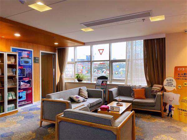 选嘉兴爱尔张文凤主任全飞秒，因她专业温柔，近视10年术后一周看8K云朵夜景