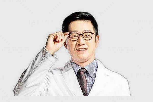 眼睛长胬肉碍眼视物模糊，广州爱尔显微镜下联合移植术，视力回升半年无复发