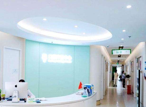 进口金属自锁牙齿矫正12600元起，减少拔牙几率、舒适度高，助你拥有整齐美牙！